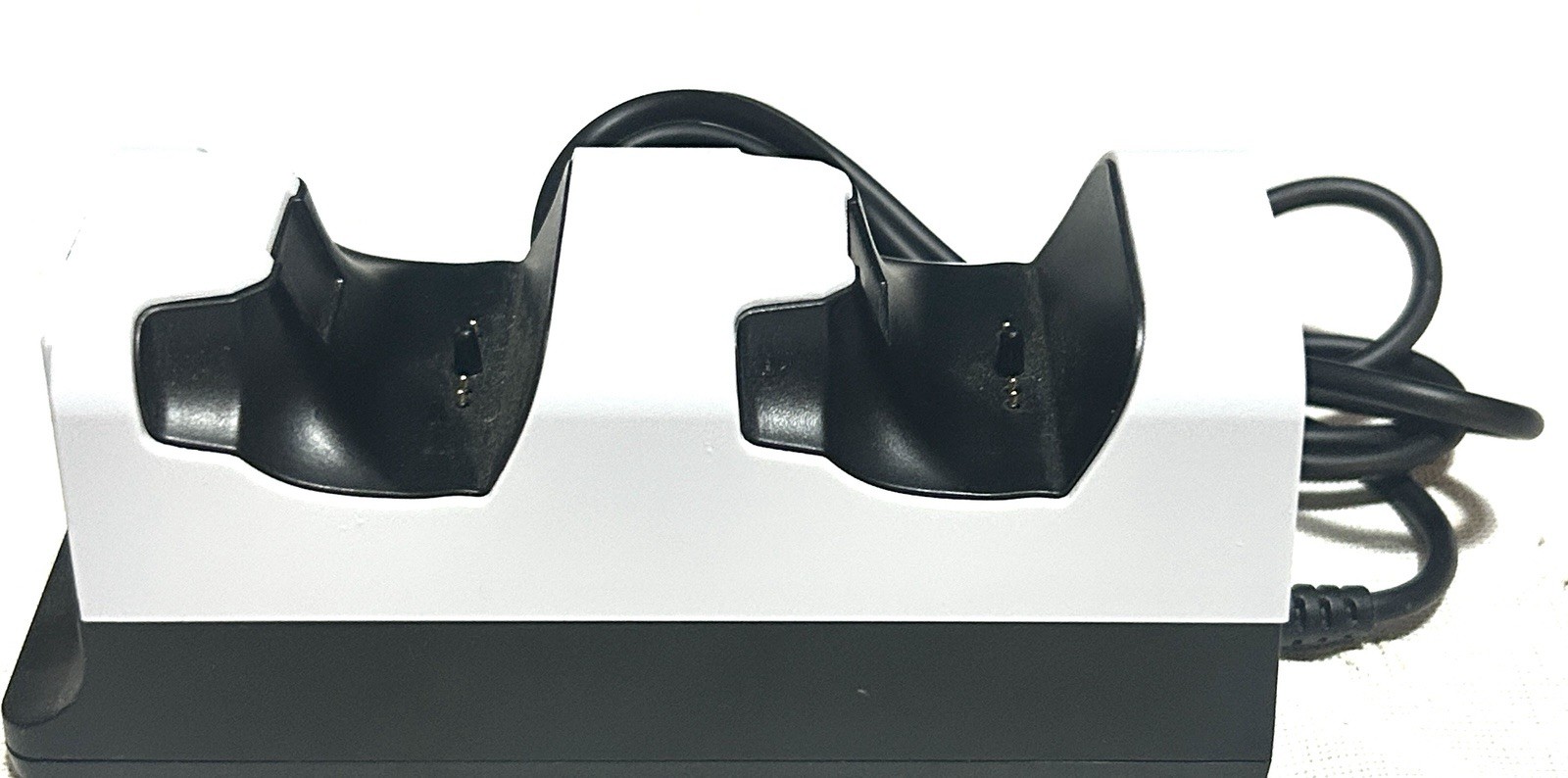 Insignia - PlayStation 5 Dual Control Charging Station - VG B1