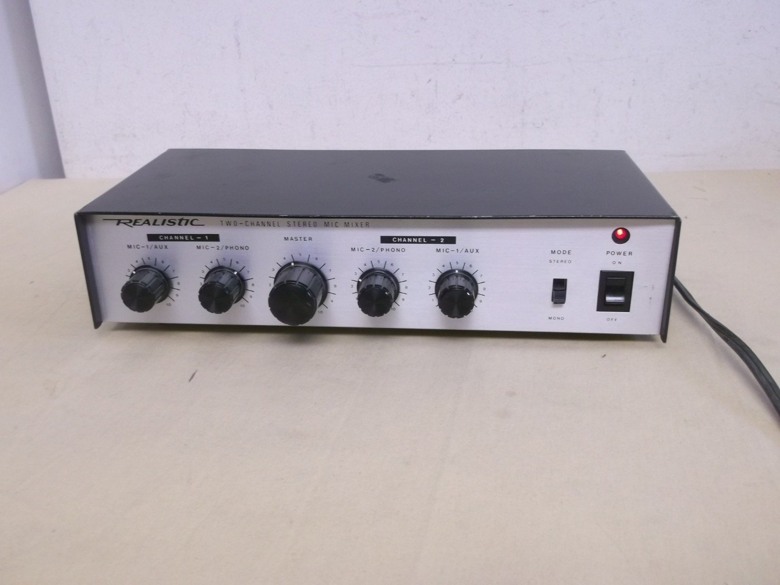 REALISTIC TANDY TWO CHANNEL STEREO MIC MIXER 33-1057A POWERS ON VINTAGE