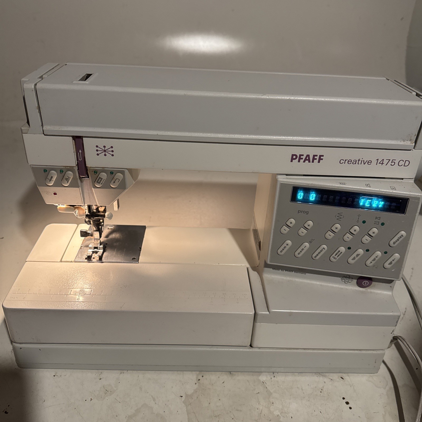 PFAFF creative 1475 CD sewing machine w/Pedal