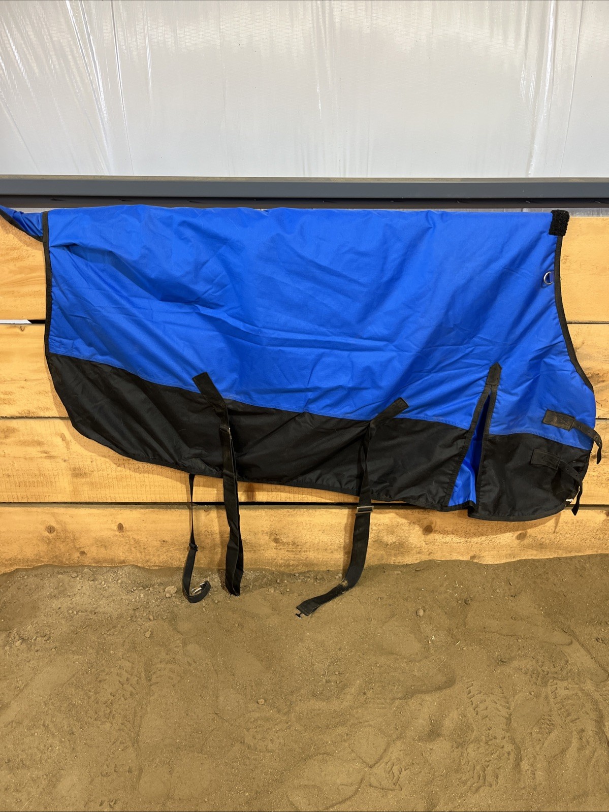 Tough 1 Equine Blue Winter Medium Weight Horse Turnout Blanket Size 69”