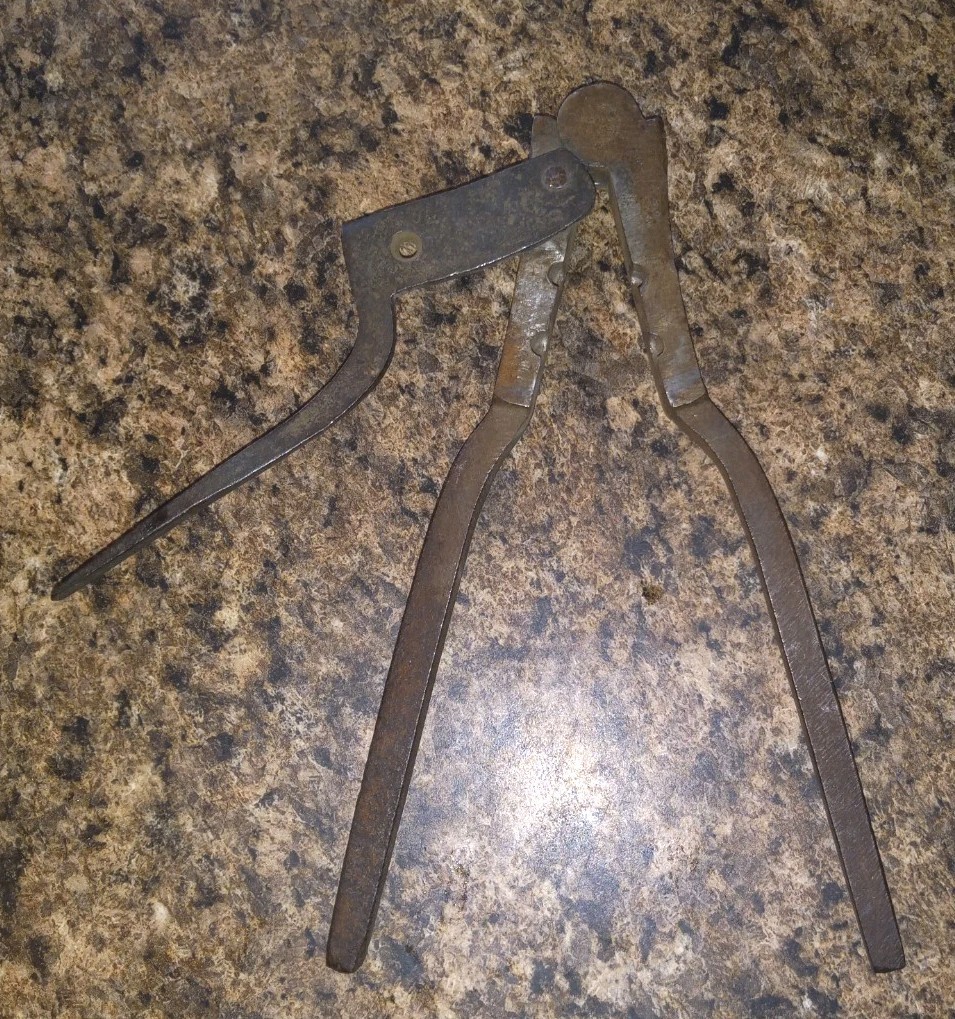 Antique round ball mold, possibly European for a derringer pistol. Unbranded.