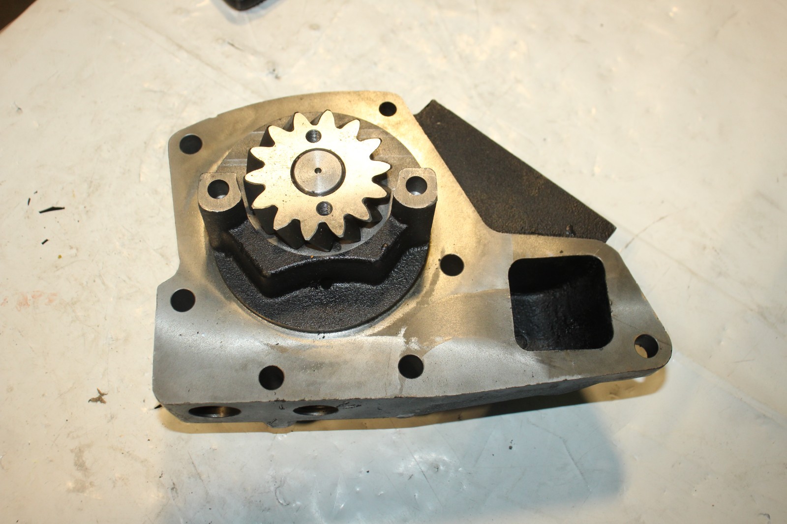 Aftermarket Water Pump for John Deere Combine 9500 9600 8560 RE55986