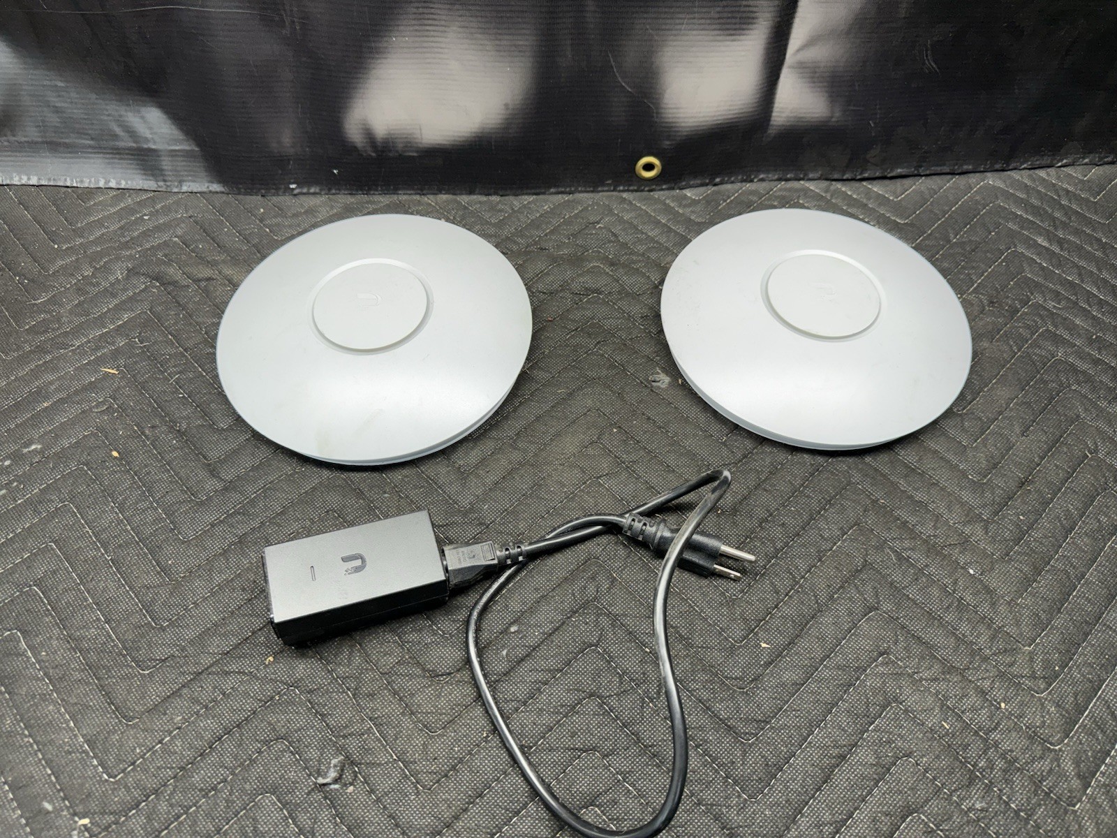 2 Ubiquiti Networks UAP-LR Wi-Fi System Long Range Network Access Point 1wallmt