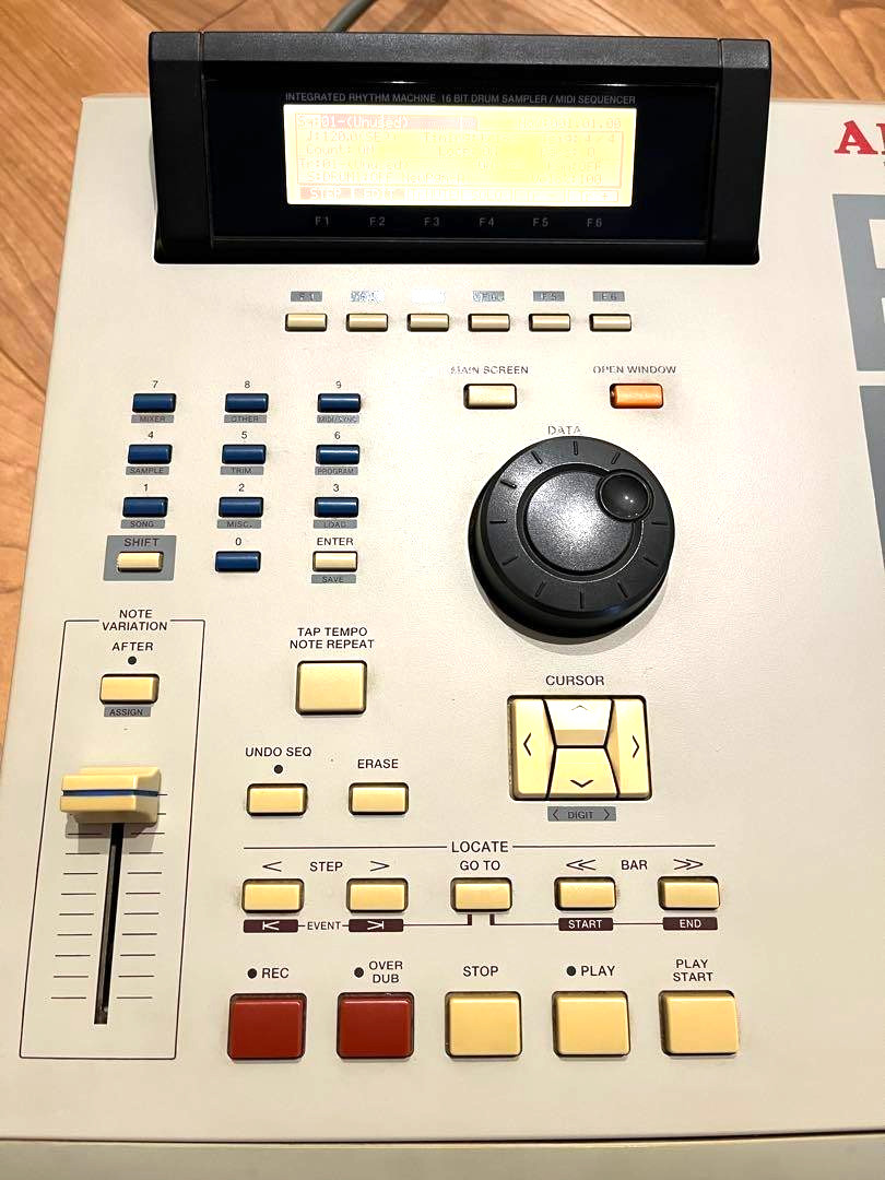 AKAI professional MPC2000XL Sampler Sampling Sequencer Drum Machine MPC Tested