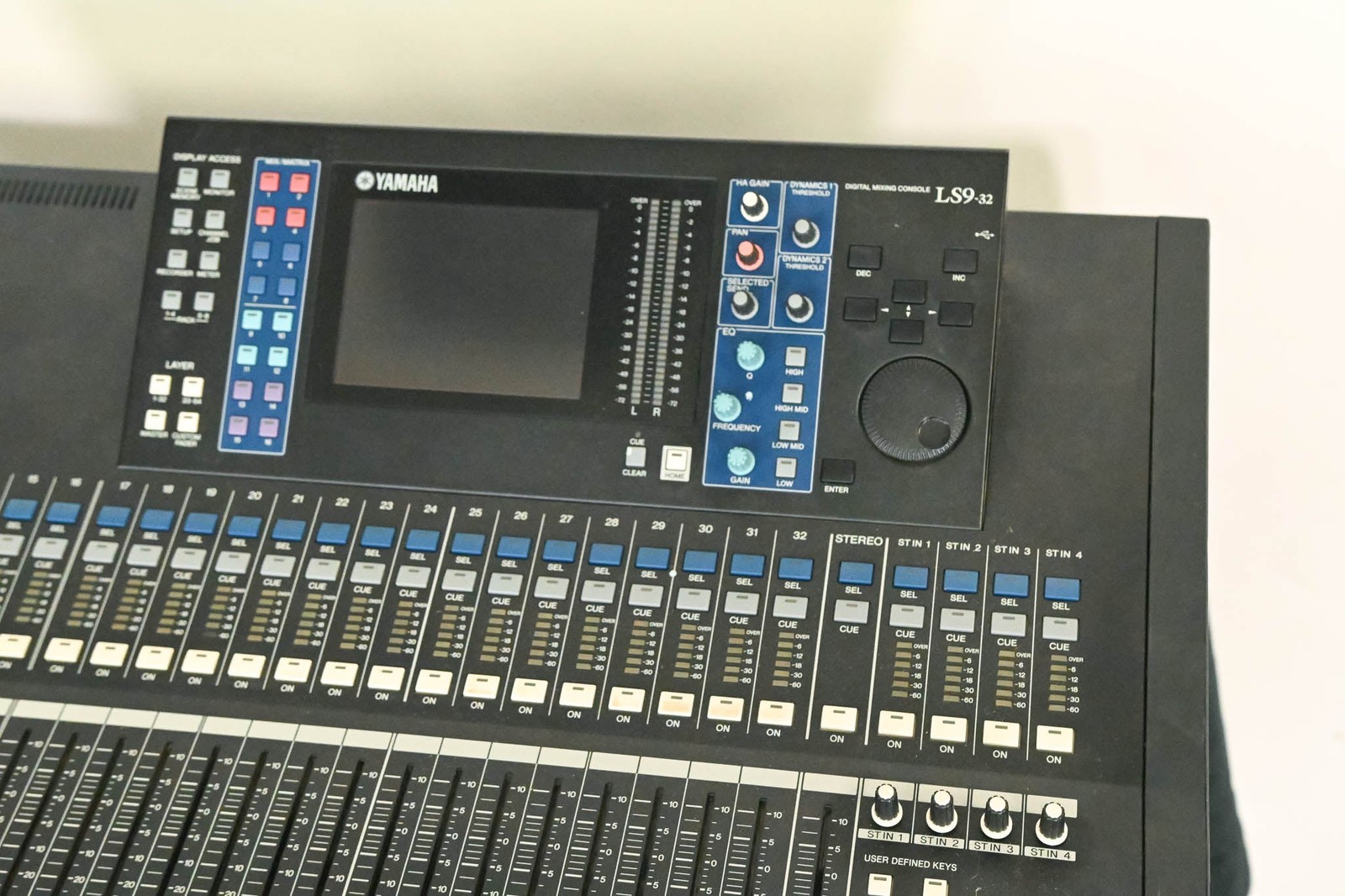 Yamaha LS9-32 32-Input Digital Mixing Console CG01B42