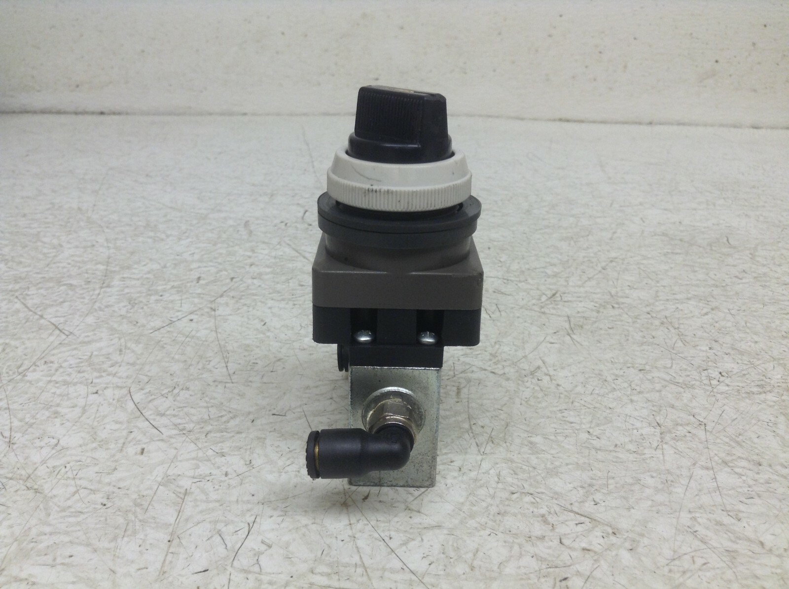 Siebe Pneumatics 4N301-254 2 Position Maintained Selector Switch Pneumatic (TSC)