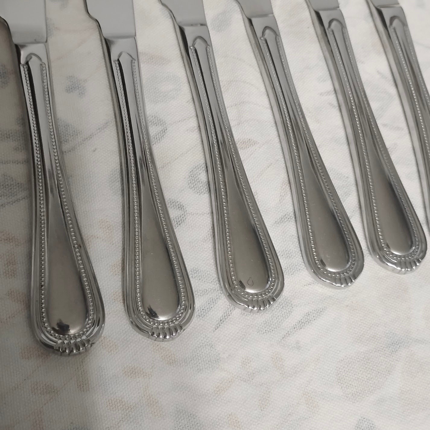 6 Oneida Countess Stainless Glossy Dinner Knives Beaded