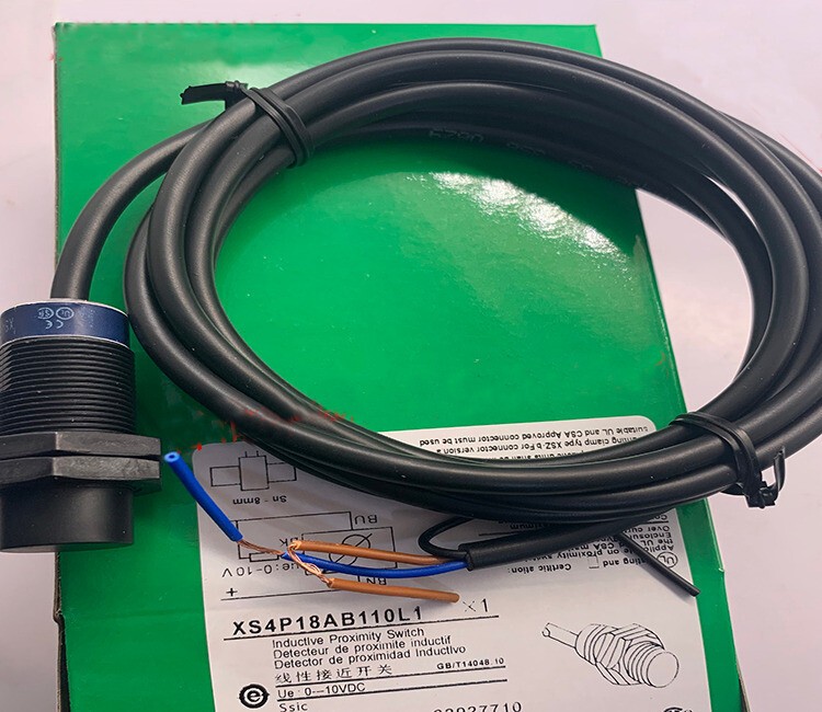 1pcs New XS4P18AB110L1 Proximity switch sensor