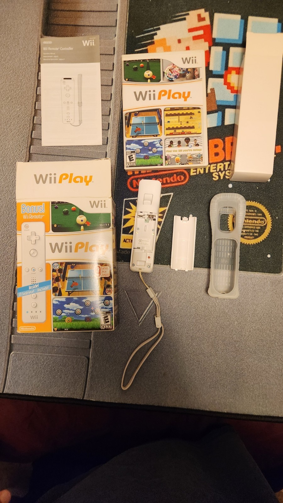 Nintendo Wii Play (2007) Bundle w/ Wii Remote, Manual, Case, Silicone Jacket