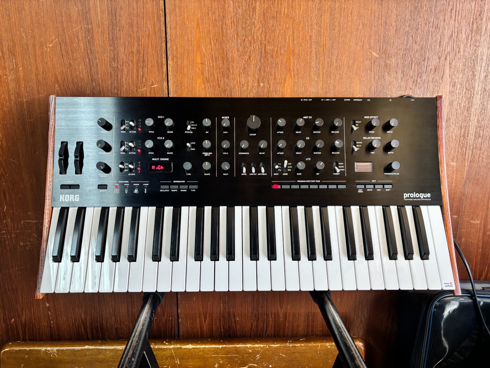 KORG Prologue 8 Polyphonic Hybrid Keyboard Synthesizer w/ gig bag