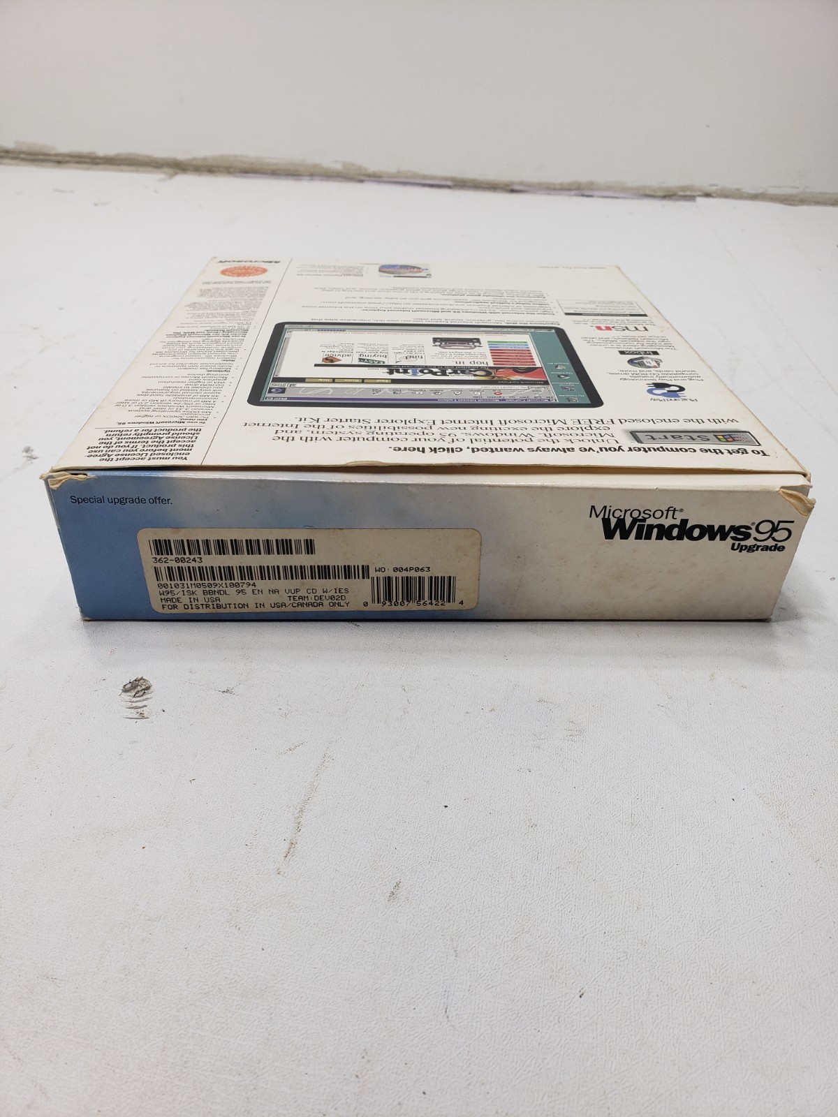 Vintage Microsoft Windows 95 Upgrade CD-ROM Complete Big Box IE Starter Kit