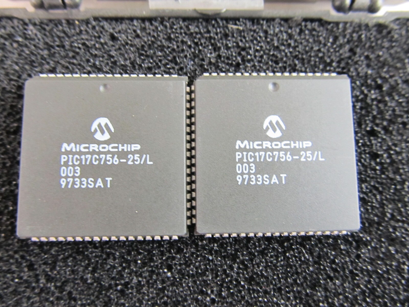 QTY=2 New Microchip PIC17C757-25/L