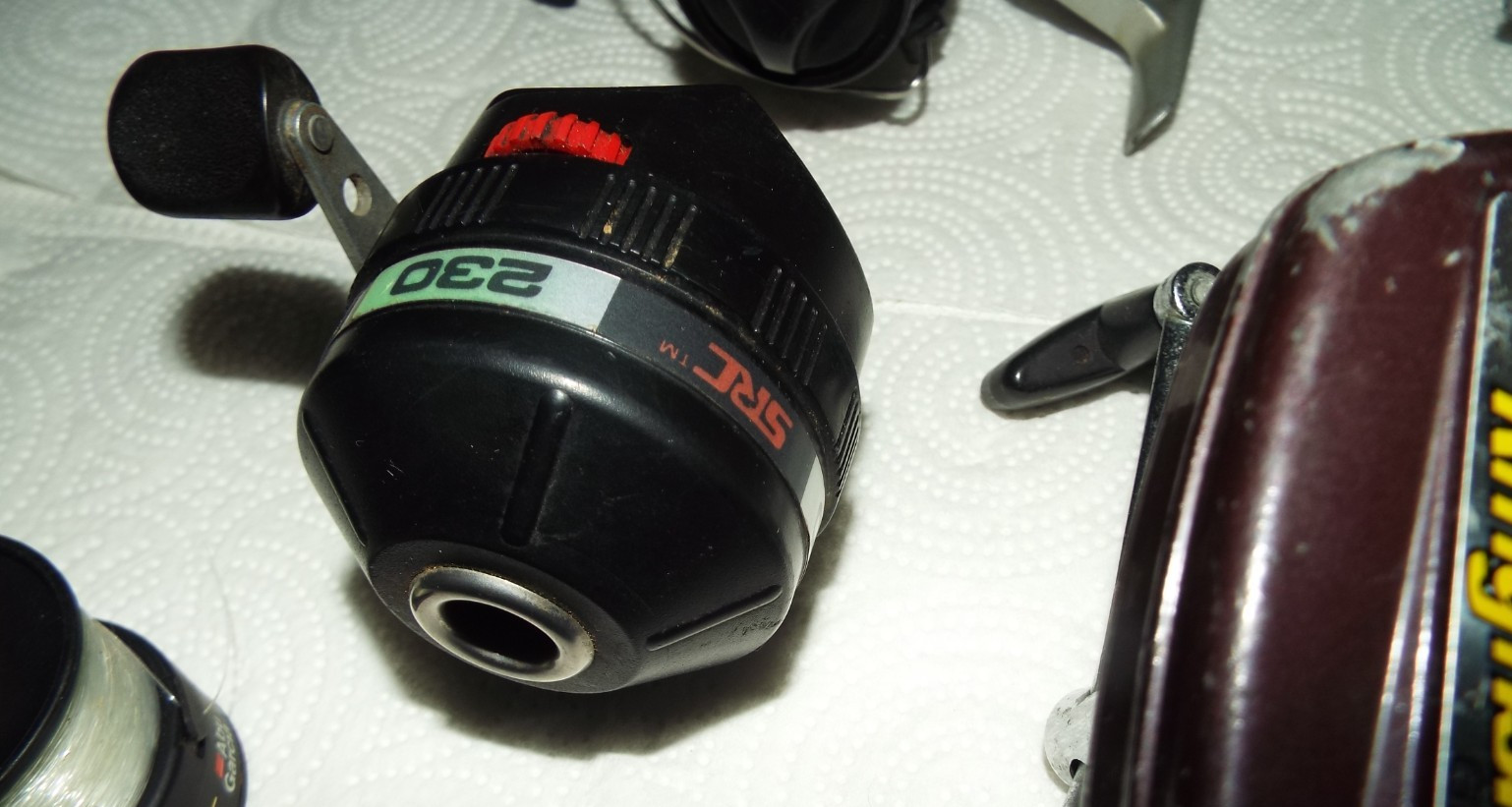 7 VINTAGE FISHING REELS WITH SOME EXTRA SPOOLS GARCIA, QUANTAM ETC.... READ!!!