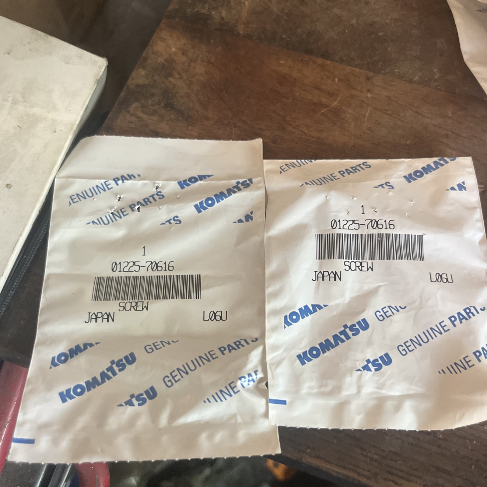 2 NOS Genuine Komatsu OEM 01225-70616 Screws