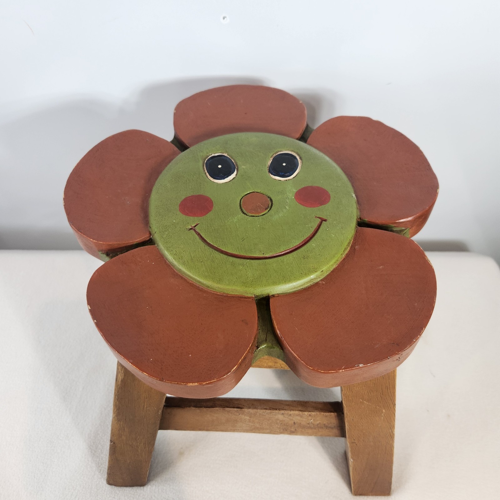 VTG Childs Wooden Stool Round Carved Smiling Flower Seat READING SEAT~TAIWAIN