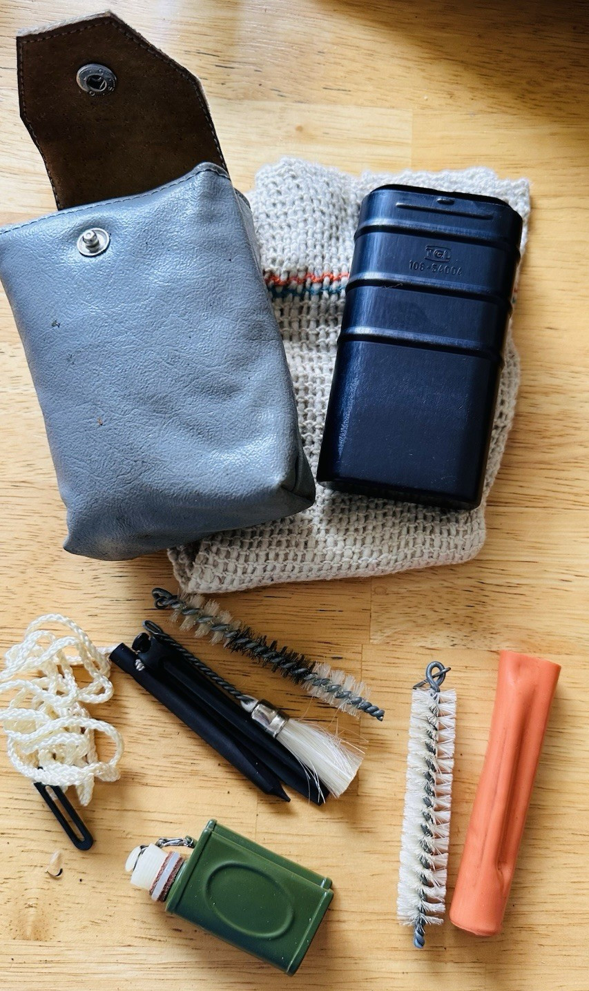 COLD WAR SOVIET ERA EAST GERMAN RIFLE CLEANING KIT W/ original POUCH RG-57