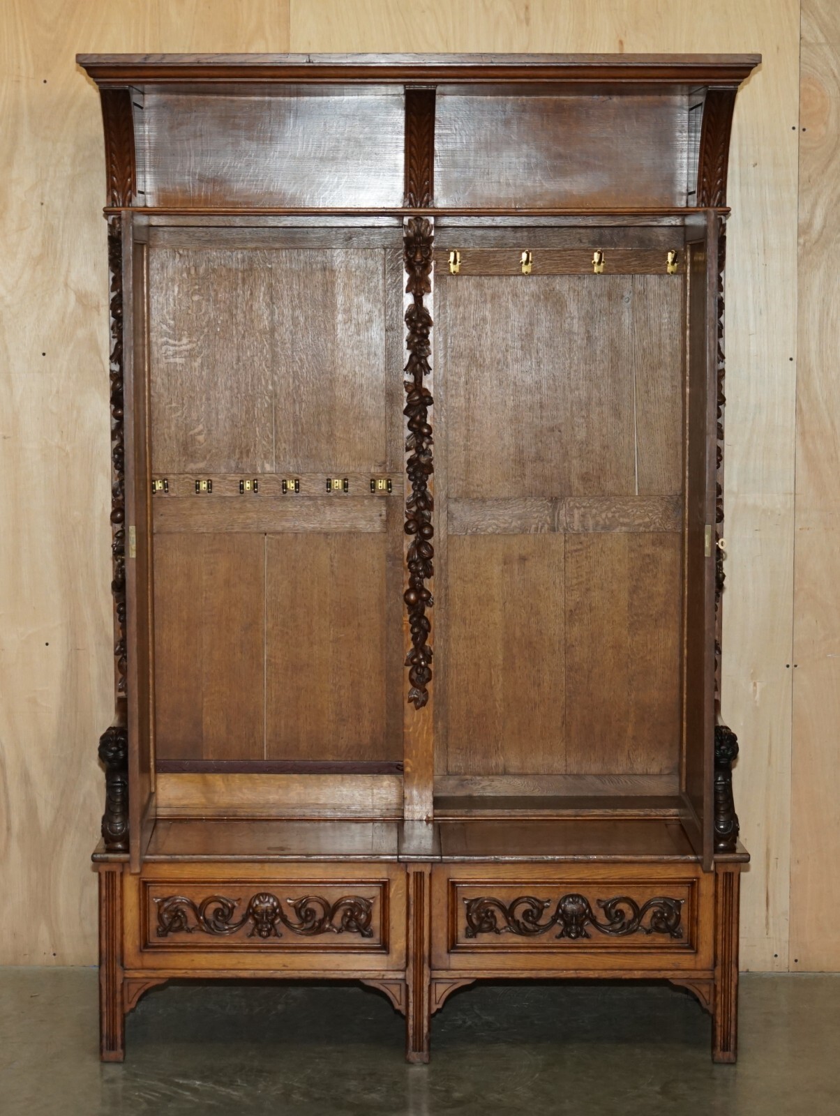 FINEST QUALITY HAMPTON & SON'S ANTIQUE VICTORIAN WALNUT HAND CARVED BACON SETTLE