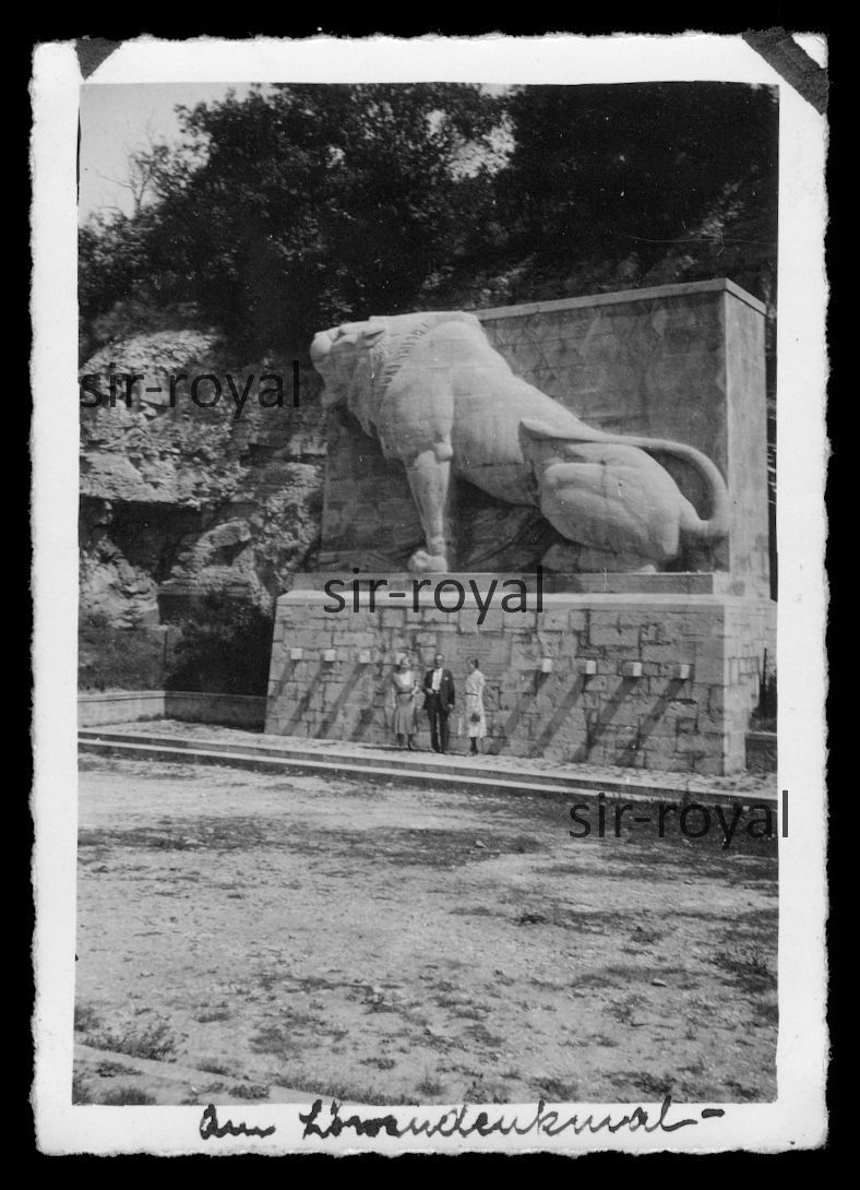 People in front of the Lion Monument at Rudelsburg near Saaleck - 1930s - Photo 9x6cm