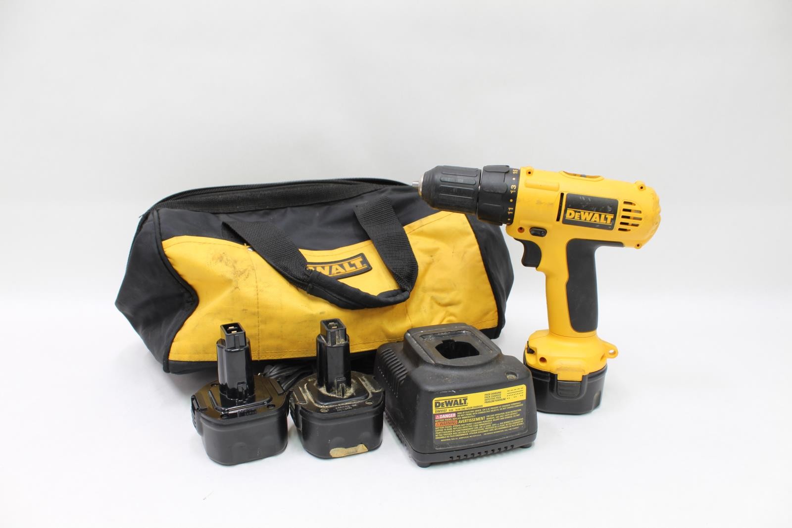 Dewalt 9.6V Cordless 3/*8" Drill Driver Kit w/ 3 Batteries and Charger DC750