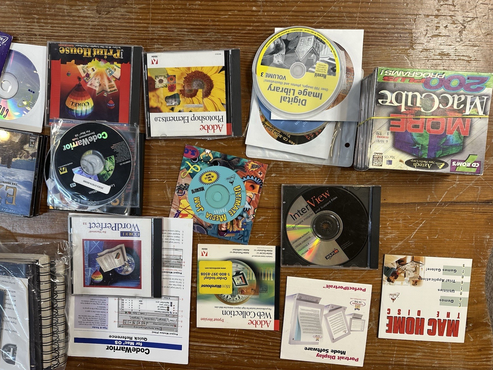 LARGE LOT OF VINTAGE MACINTOSH SOFTWARE