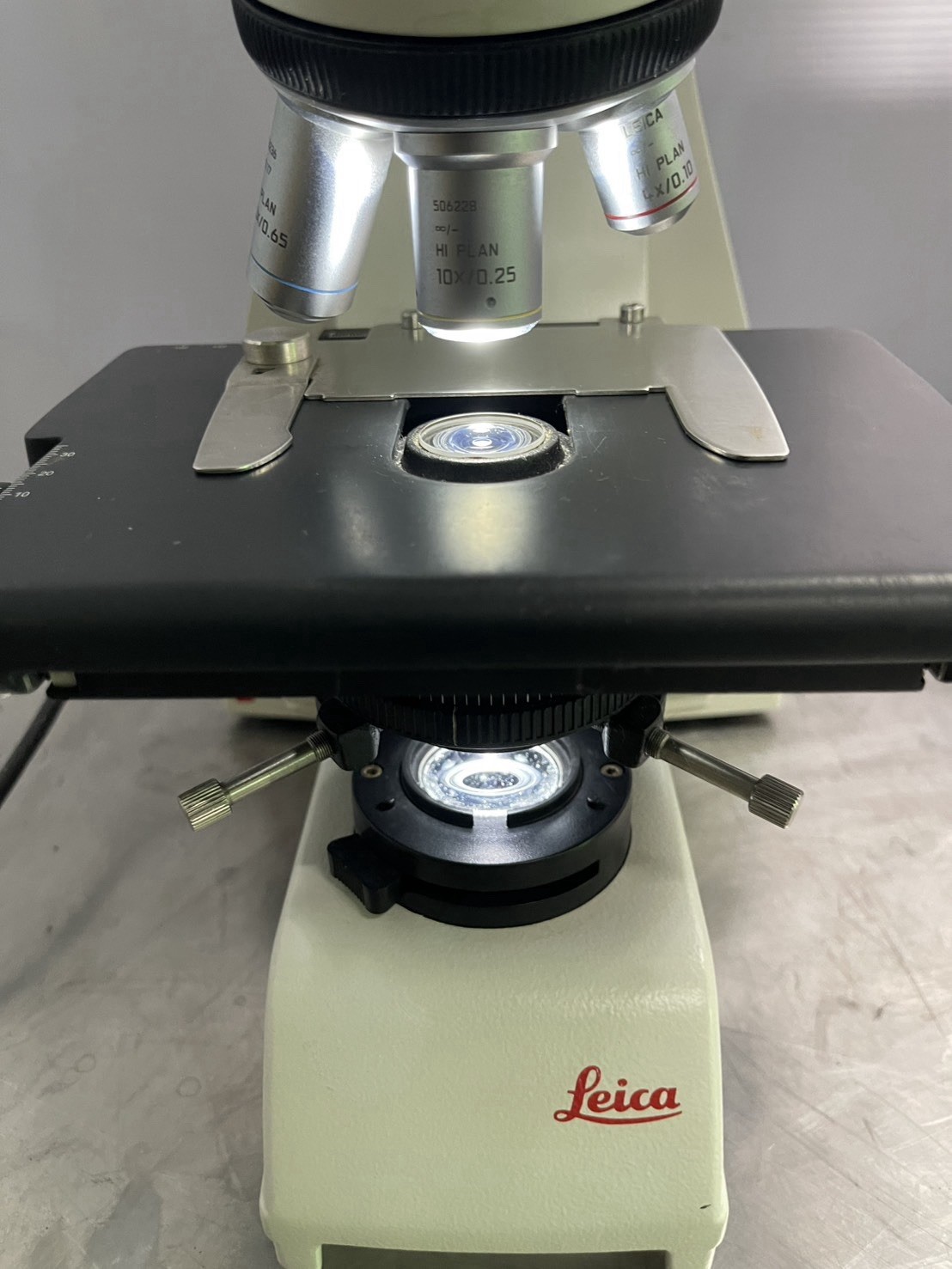 Leica DM750 Trinocular Compound Microscope 4X 10X 40X LED Tested Light