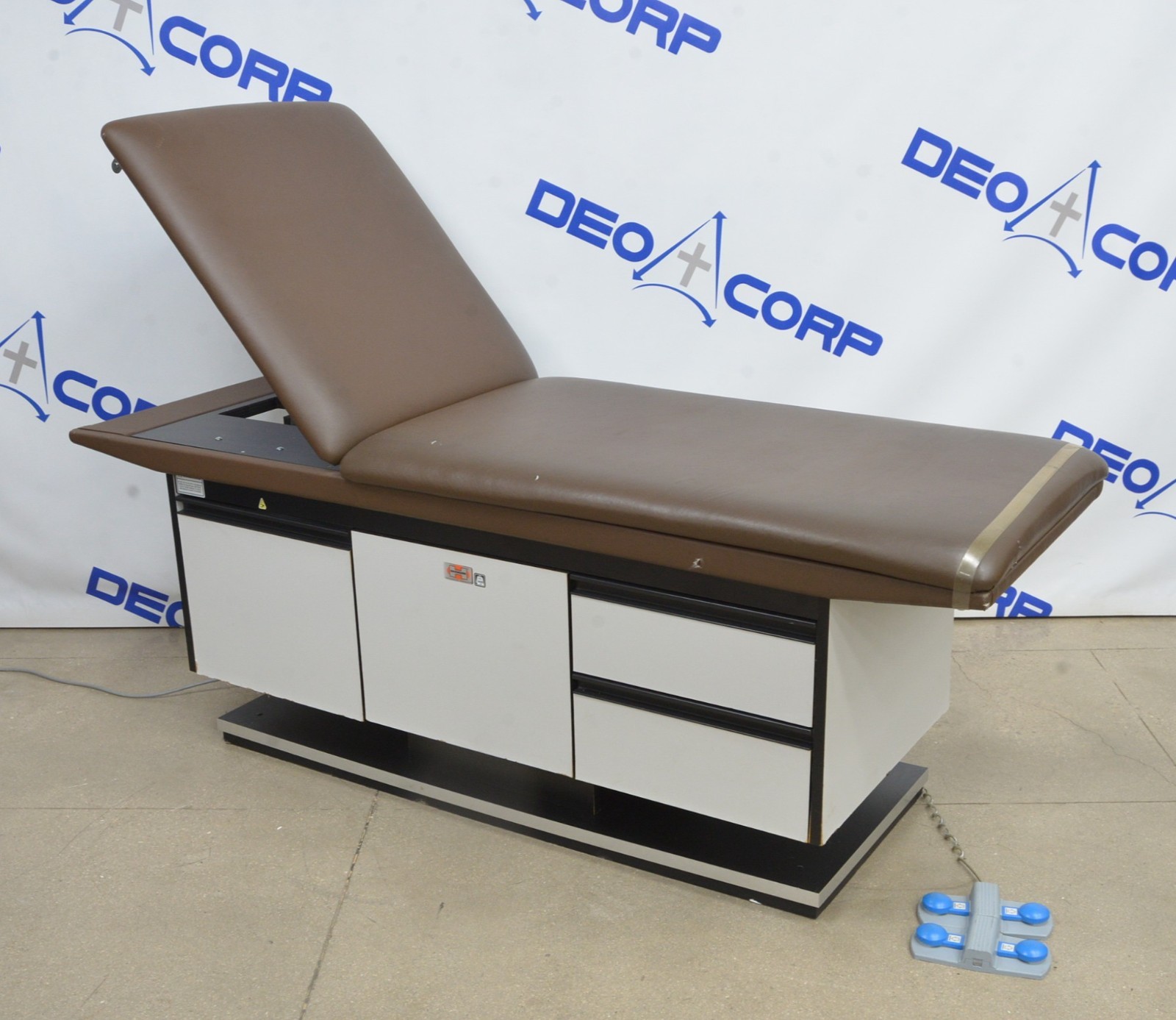 Hausmann 4746 Powermatic 27"x76" Treatment Table