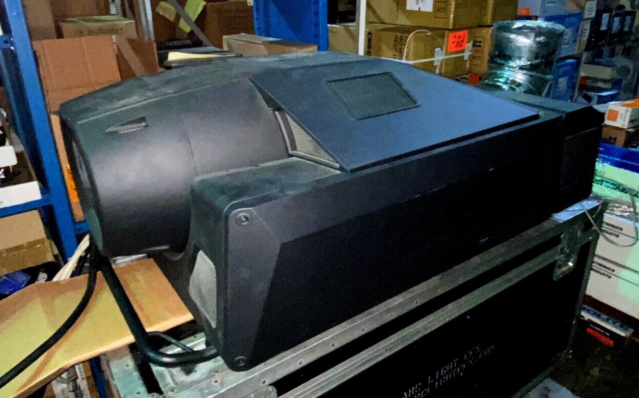 SONY4K DIGITAL CINEMA  Projector w/ lens and server & 2 New spare lamp