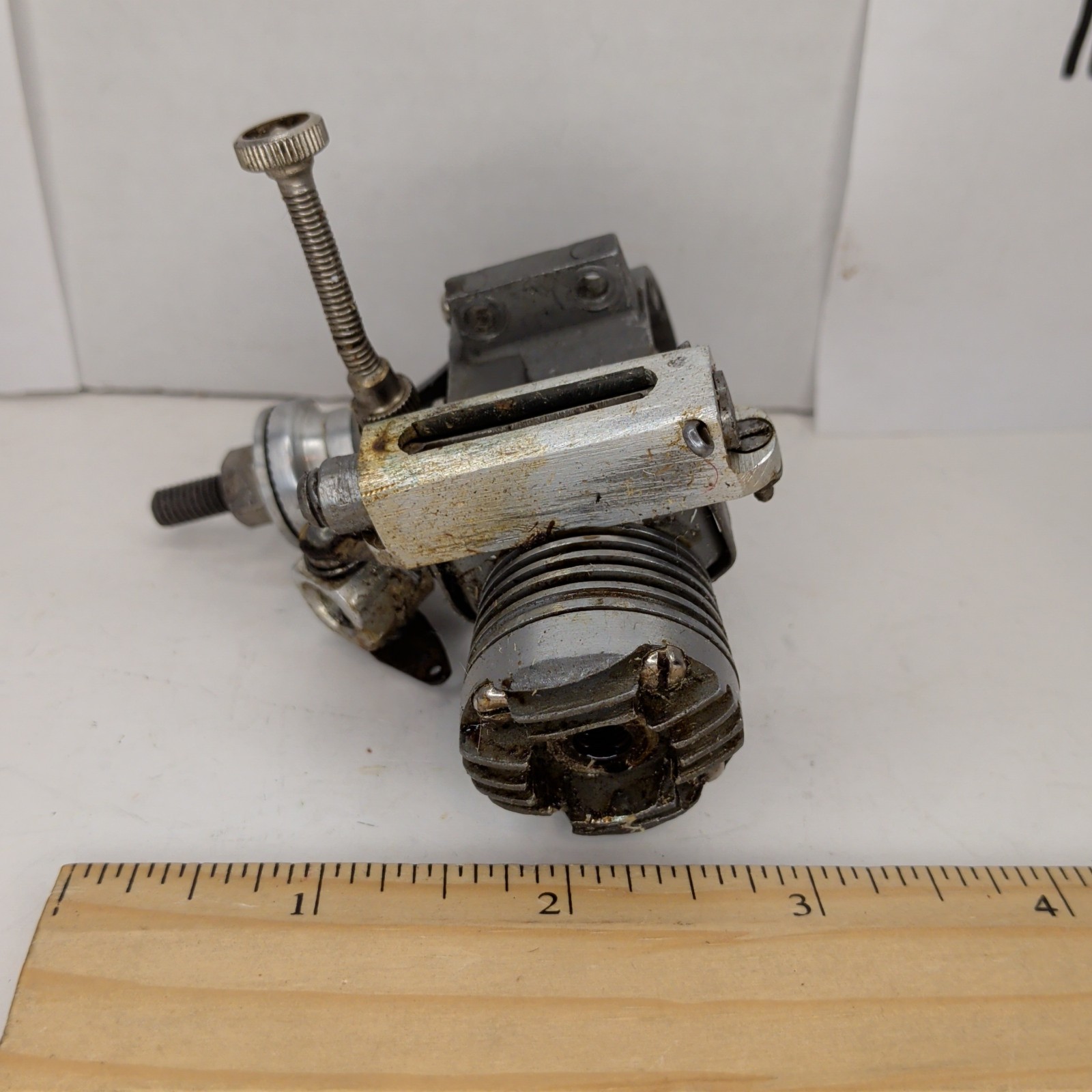 "19" Model Engine Model 4002 Untested Unbranded x2