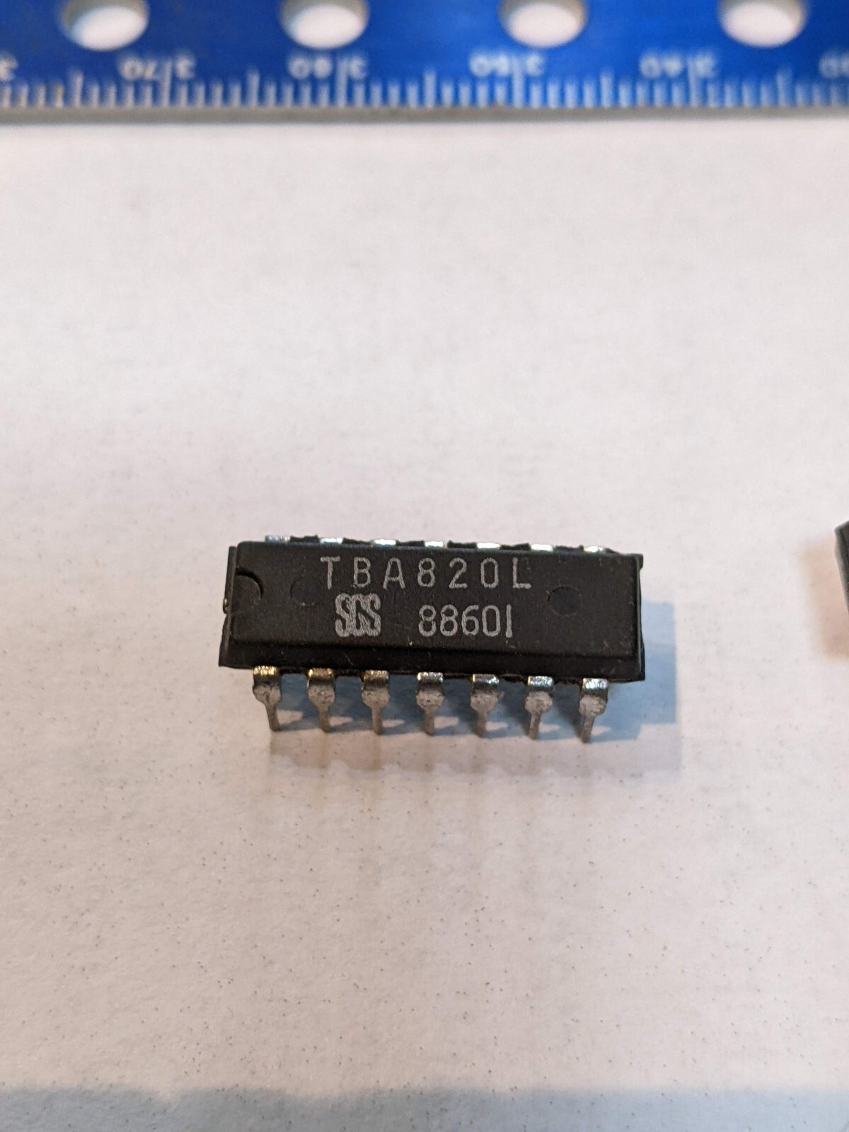 TBA820L / IC / DIP / 2 PIECES Integrated Circuit