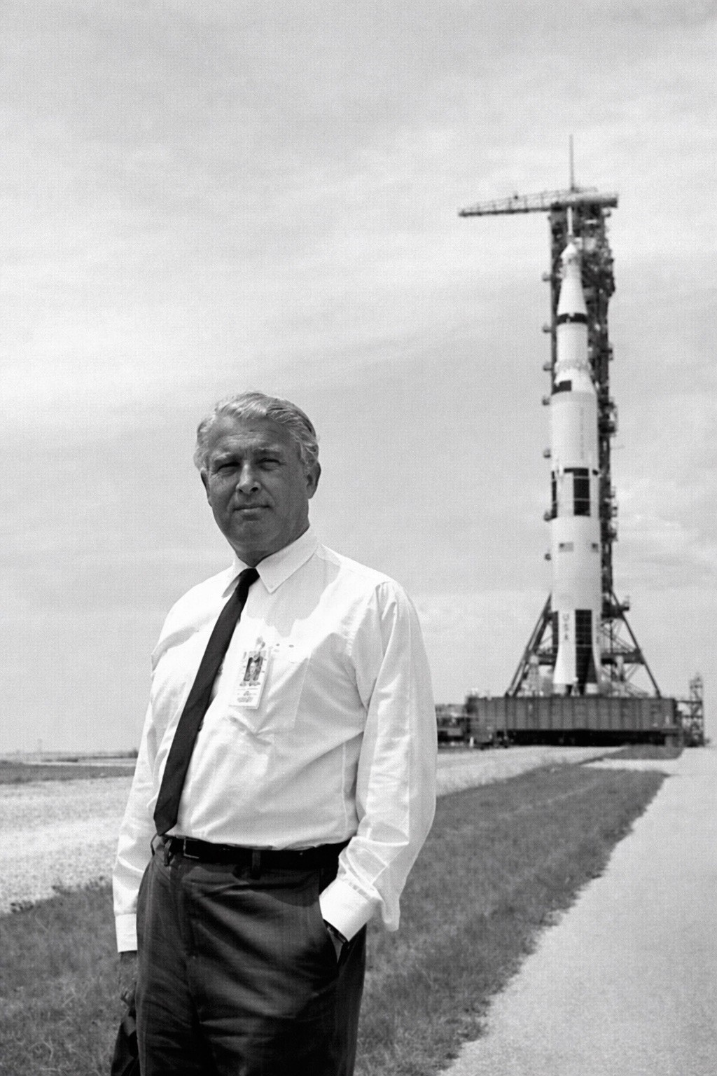WERNHER VON BRAUN IN FRONT OF THE APOLLO 11 SATURN V - 8X10 NASA PHOTO   45