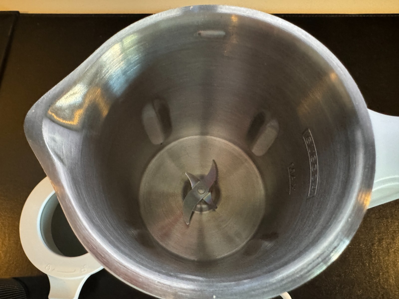 nutr N2W is a compact, single‑serving nut milk maker - lightly used