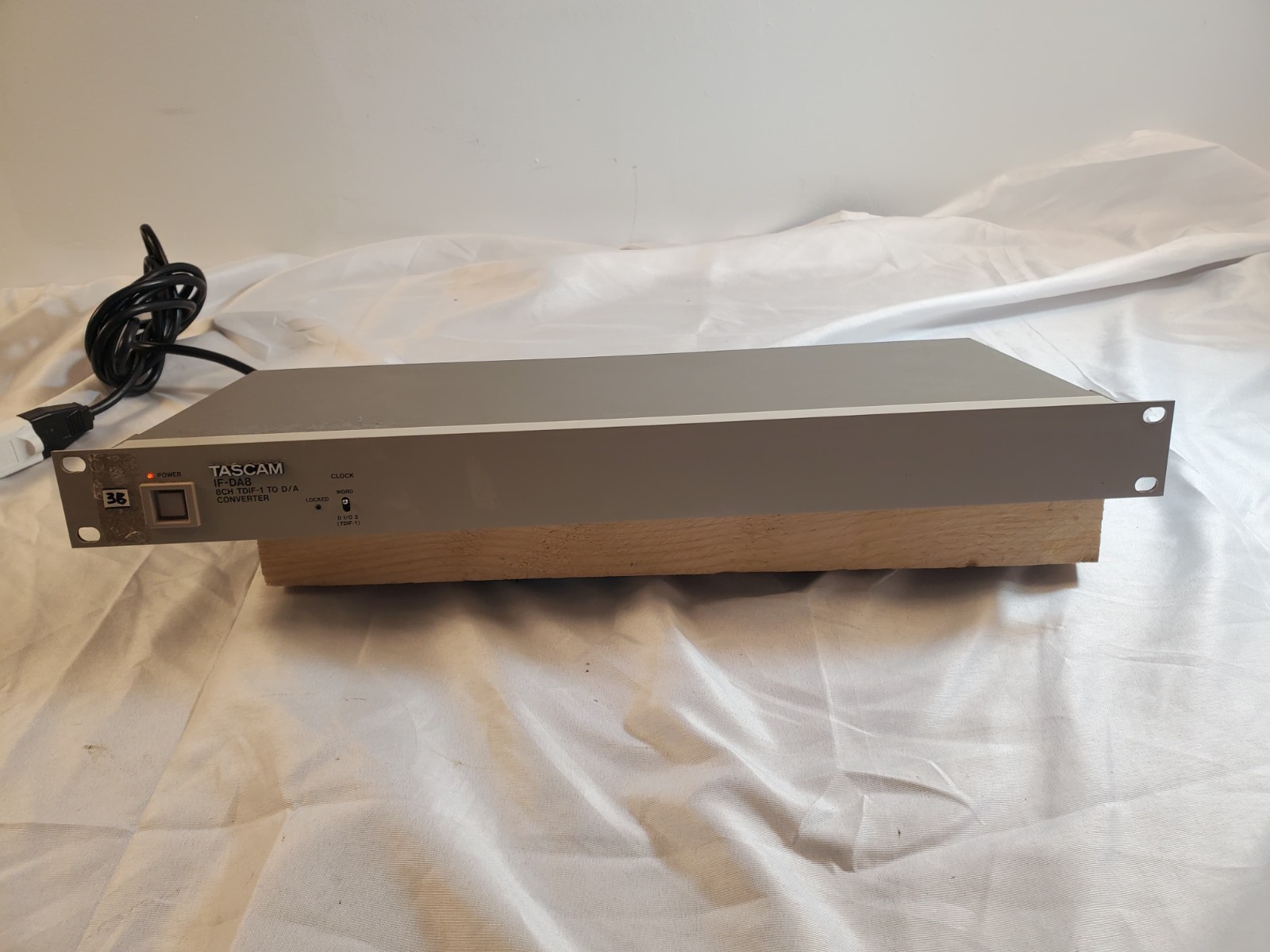 Tascam IF-DA8 Digital to Analog Converter TDIF-1 8-Channel Rack Unit – Working B