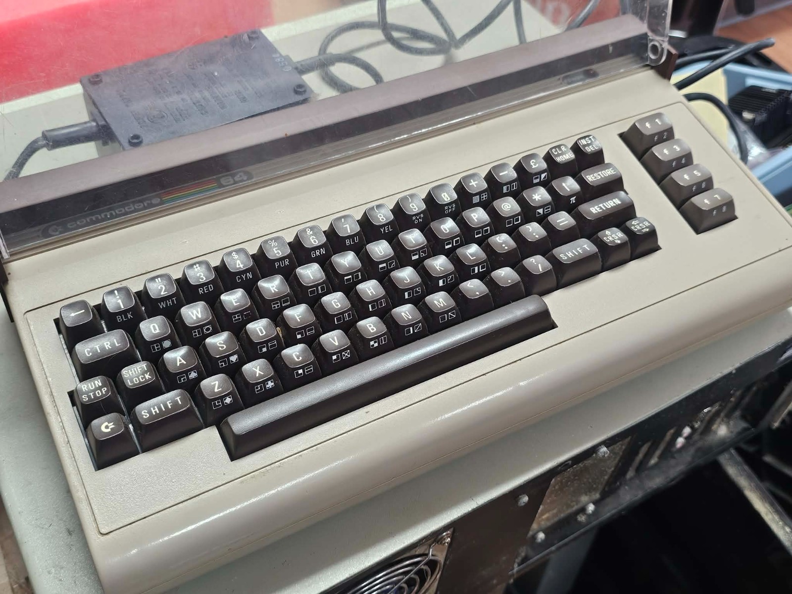 Super Clean Commodore 64 Personal Computer BR98YV w/Power Supply Powers w/Cover