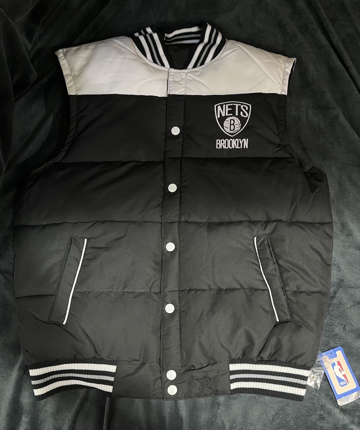 NBA Brooklyn Nets Puffer Reversible Vest Black White JH Design Size Large NWT