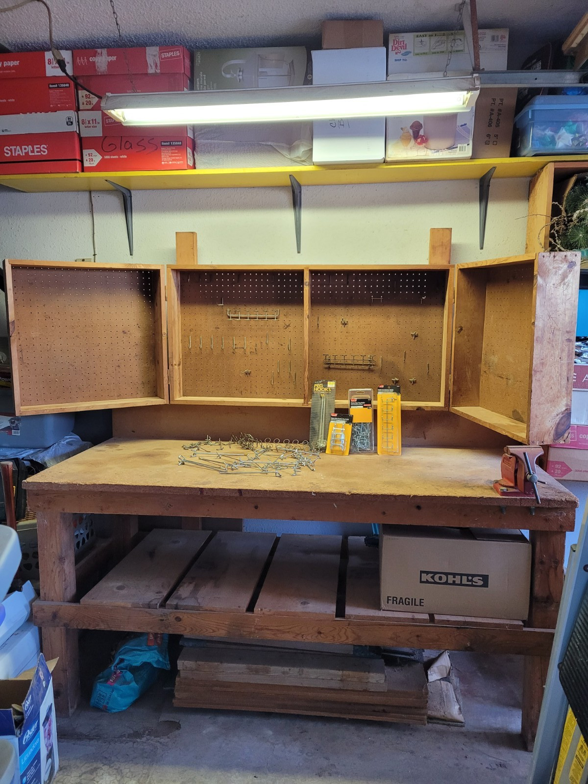 LARGE WOODEN WORKBENCH/TOOL BENCH WITH VICE  LATE 70'S EARLY 80'S PRE-OWNED