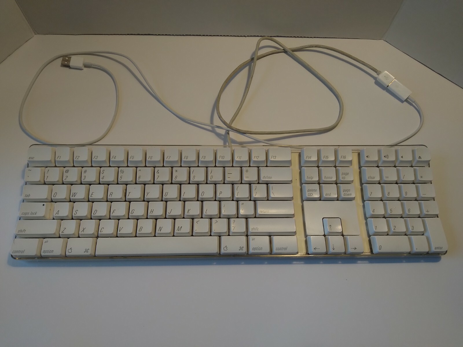 Genuine Apple Model # A1048 White Wired Full Size QWERTY Keyboard & 2 USB Port