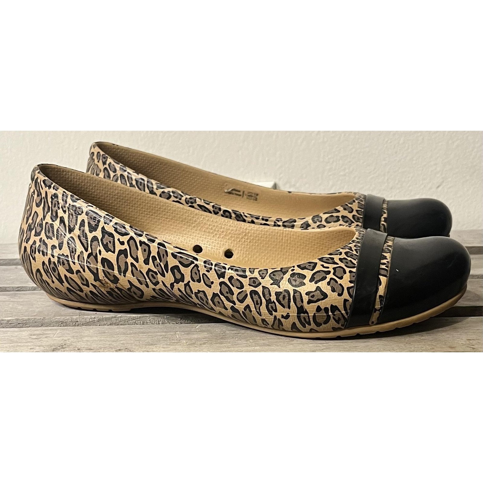 Crocs Shoes Womens Size 7 Beige Leopard Print Cap Toe Ballet Flats Comfort