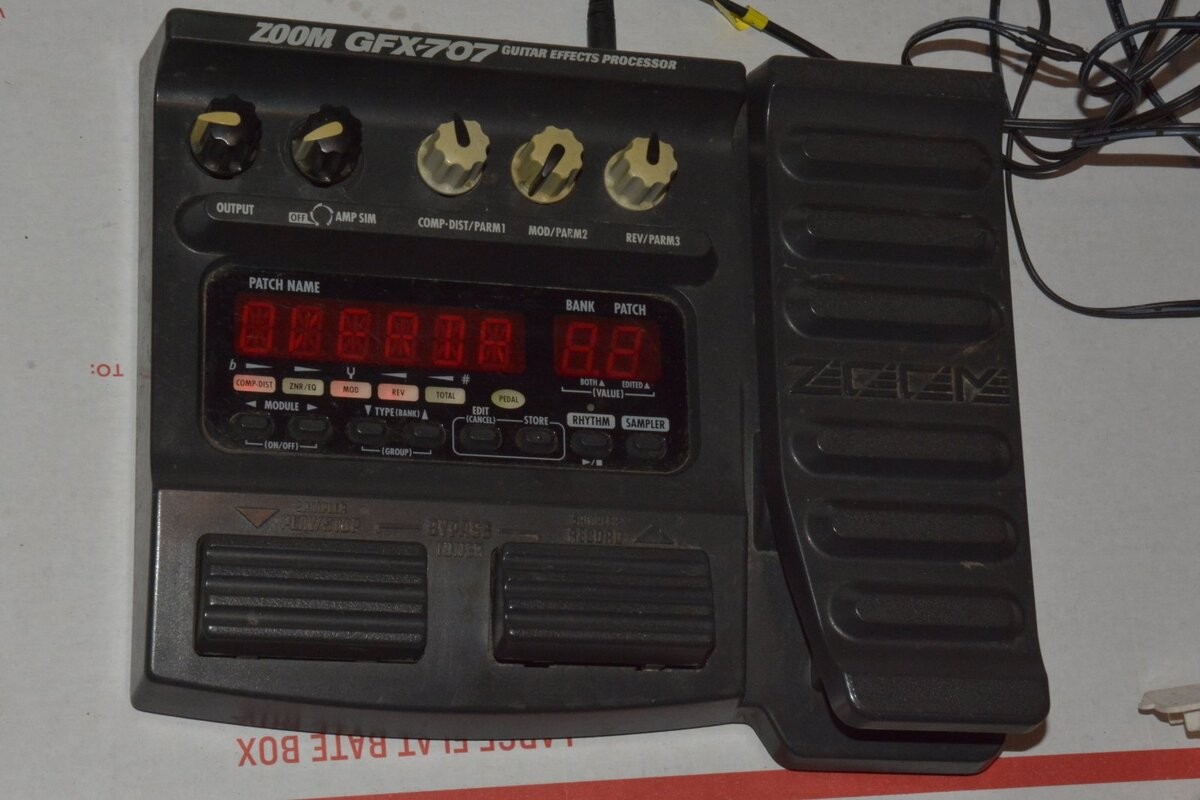 Half Works Zoom GFX-707 Guitar Effects Processor-no expression or power supply