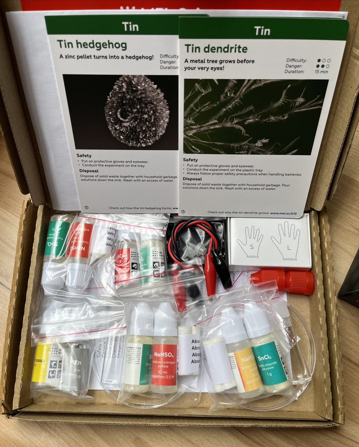 MEL Science Chemistry Science Starter Kit With 4 Experiment Kits Lot Tin VR Burn