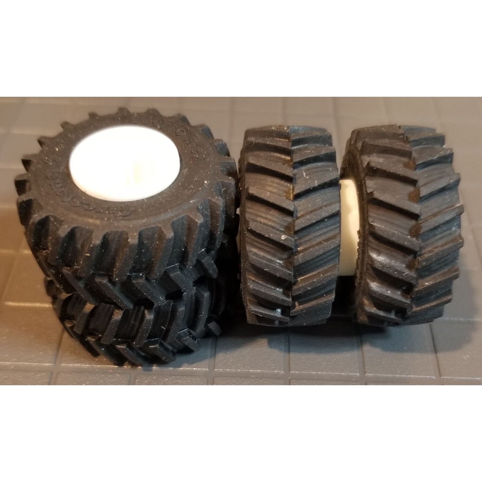 1/64 Standi Toys Pair of 800/70-R38 Firestone Dual Tires with White Rims
