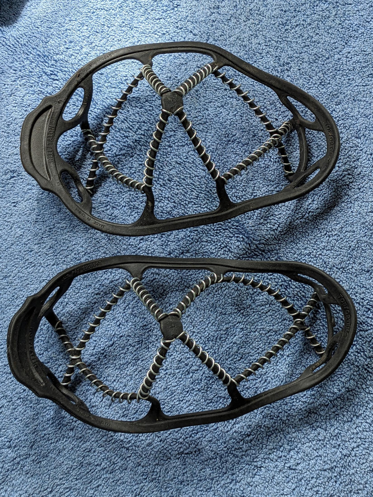 Medium Yaktrax WALK Traction Device Black Winter Snow Ice One Pair