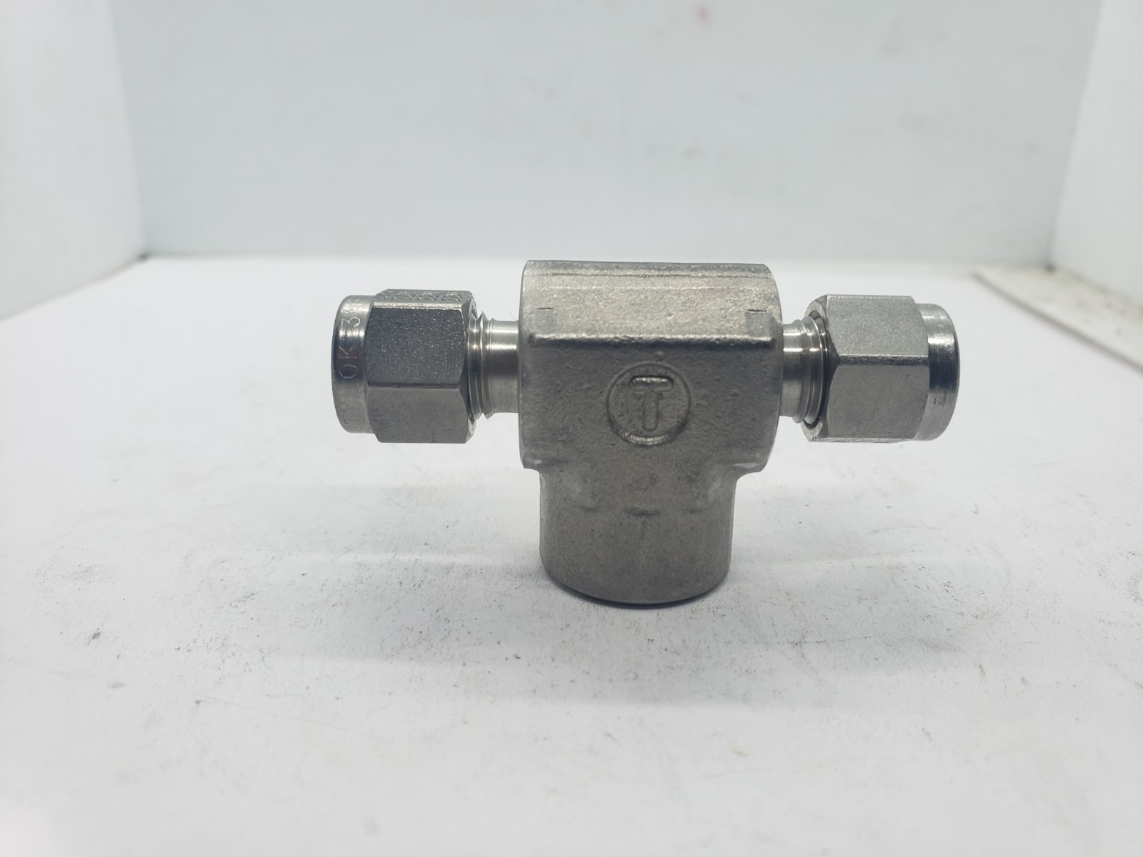 TYLOK SS-4-STTF-4 STAINLESS STEEL TEE 1/4" FNPT 1/4" OD TUBE(SS-400-3-4TTF), NNB