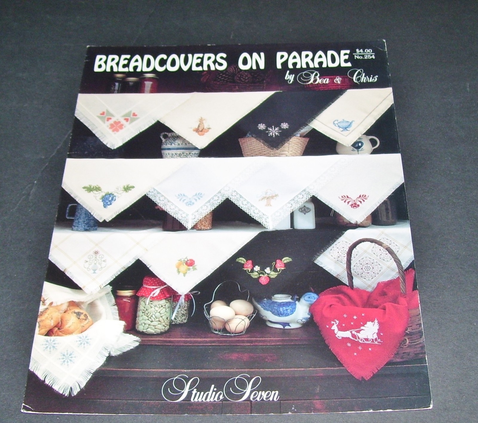 STUDIO SEVEN COUNTED CROSS STITCH PATTERN LEAFLET 1992 BREADCOVERS ON PARADE OOP