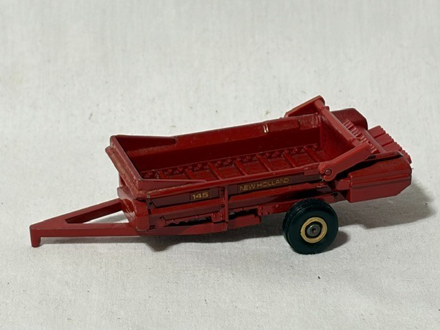 ERTL Ford New Holland 145 Manure Spreader, Red, 1/64