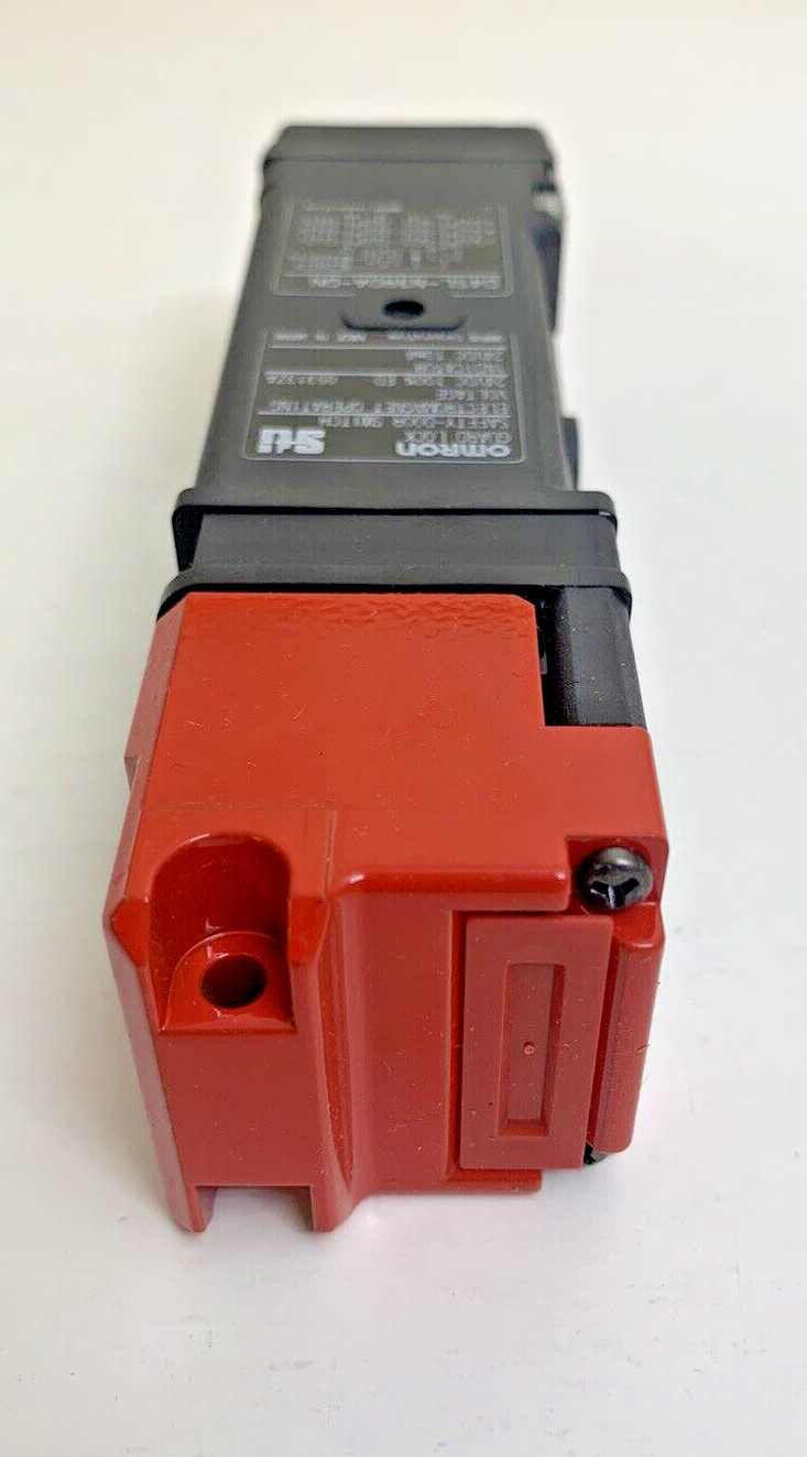 NIB Omron STI Guard Lock Safety Door Switch D4SL-N3RDA-DN