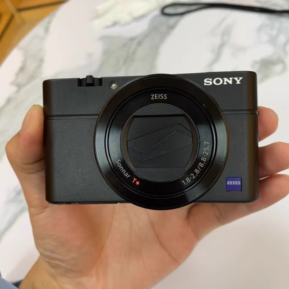 Sony DSC-RX100 III  Digital Camera 20.1 MP High Dynamic Range Viewfinder 90% New