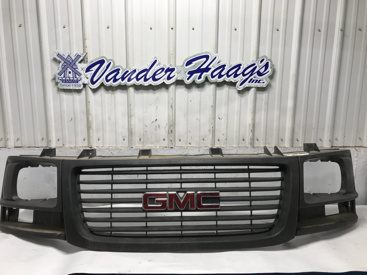 GMC CUBE VAN Grille - Used | P/N GLG081