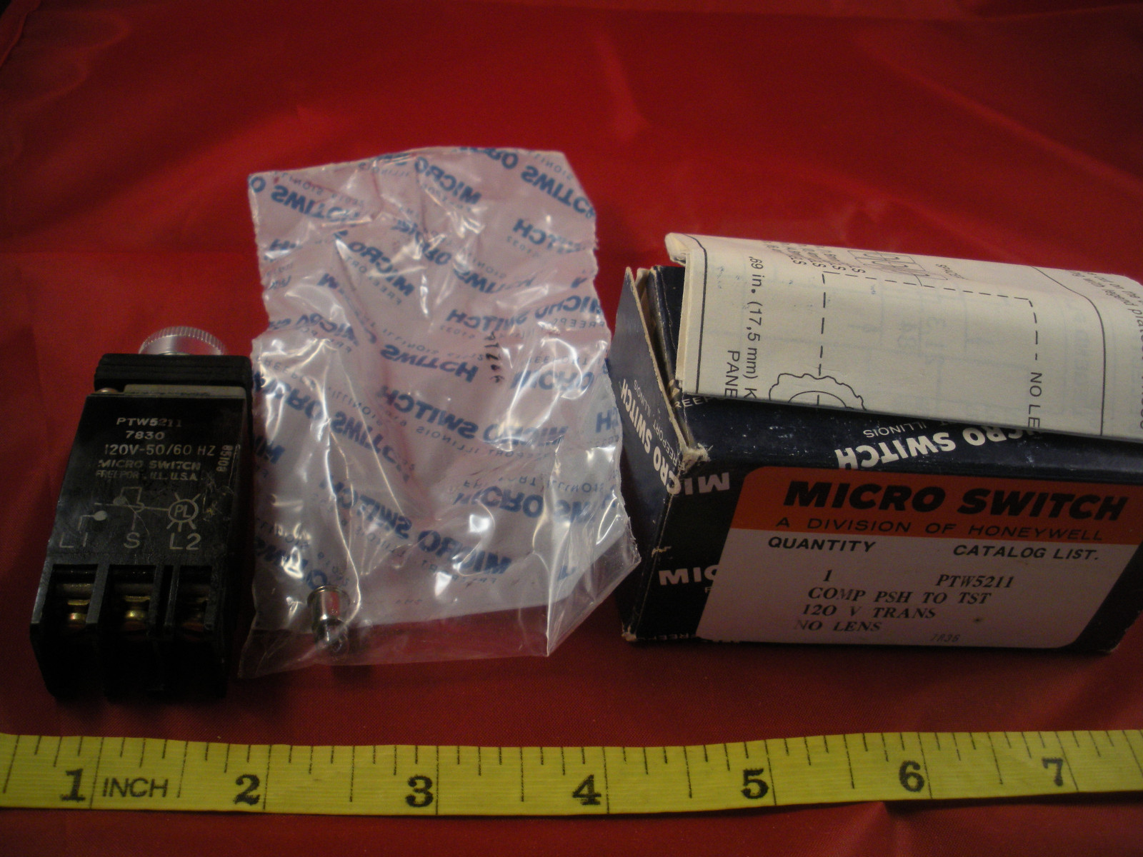 Honeywell Microswitch PTW5211 Switch Push to Test 120v 50/60Hz No Lens Nos New