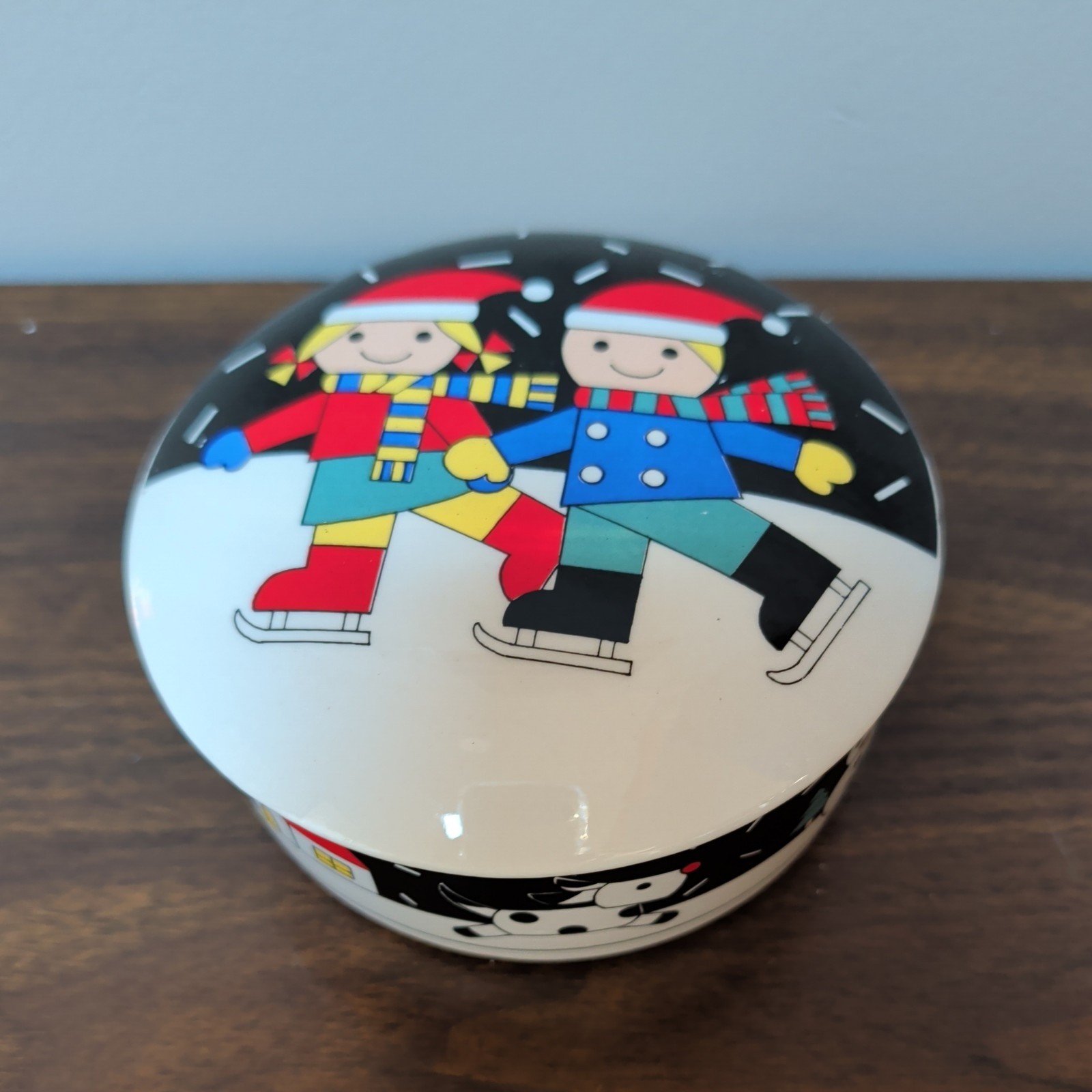VINTAGE “WINTER SKATING” LIDDED CERAMIC TRINKET BOX #MZ477 CHRISTMAS 5in EUC