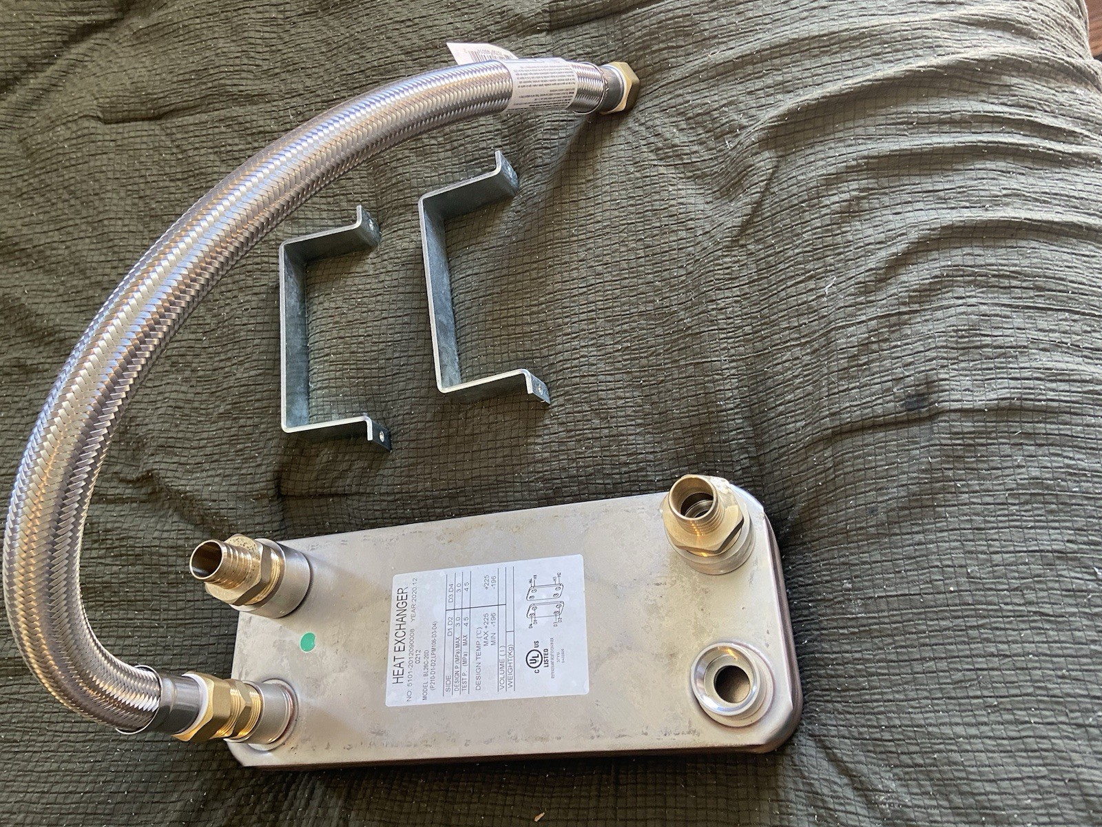 BL26C-2D Stainless Steel Plate Heat Exchanger with Fittings & Mounting Brackets